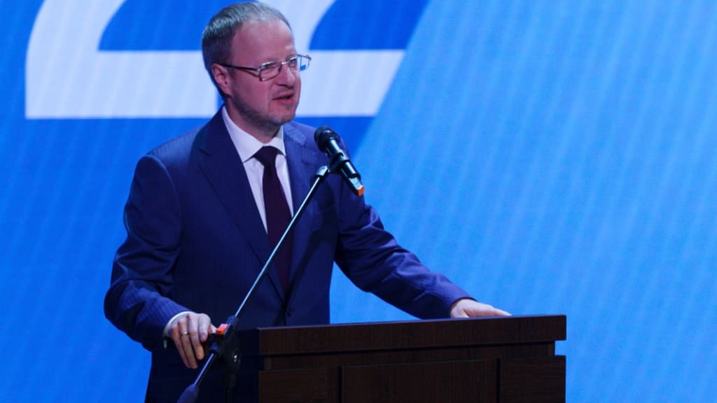 Виктор Томенко рассказал о повышении зарплат учителей, ремонте школе и поддержке наставничества Фото №1