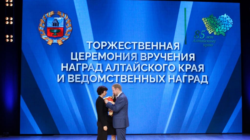 Виктор Томенко рассказал о повышении зарплат учителей, ремонте школе и поддержке наставничества Фото №3