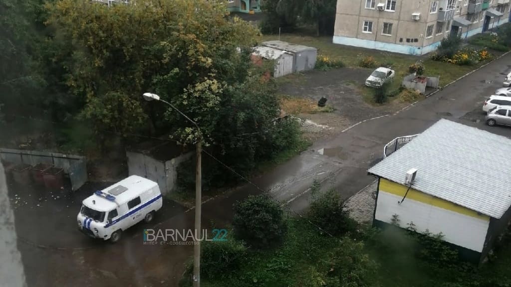 В барнаульской многоэтажке обнаружили труп мужчины Фото №1