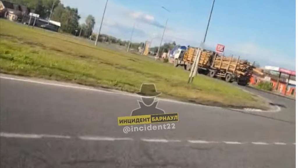 На алтайской трассе бревно вывалилось из лесовоза во время движения Фото №1