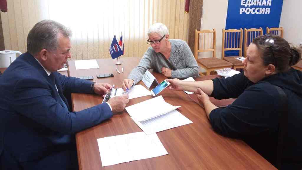 Александр Романенко провел прием граждан в Барнауле Фото №1