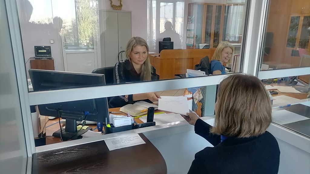 Работники Барнаульского завода мехпрессов получают материальную помощь к 1 сентября Фото №1