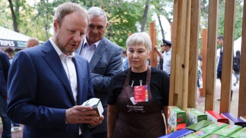 Виктор Томенко принял участие в открытии гастрономического фестиваля «Алтайские бренды. Продукты для здоровья» Фото №2