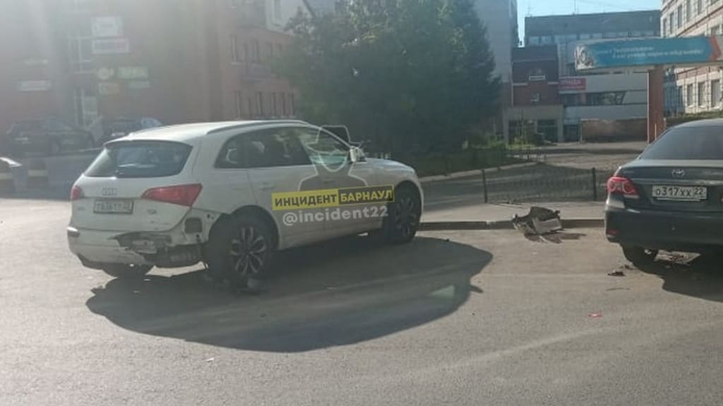 Барнаульский мотоциклист-трюкач въехал в припаркованный автомобиль Фото №2