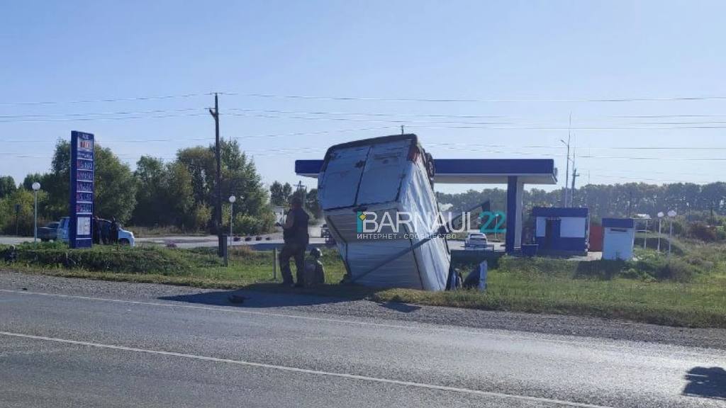 На трассе между Рубцовском и Барнаулом перевернулась газель Фото №3