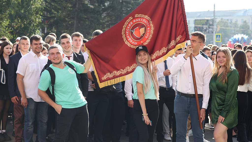 Студенческая линейка АлтГУ прошла рядом с главным корпусом вуза Фото №2