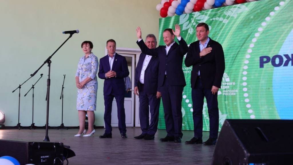 Виктор Томенко принял участие в открытии 21 Фестиваля национальных культур «Единой семьей в Барнауле живем!» Фото №1