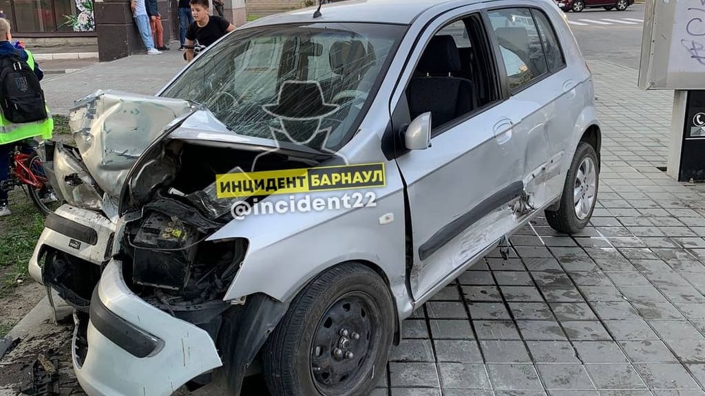 Один из автомобилей, попавших в ДТП в центре Барнаула, врезался в здание Фото №1