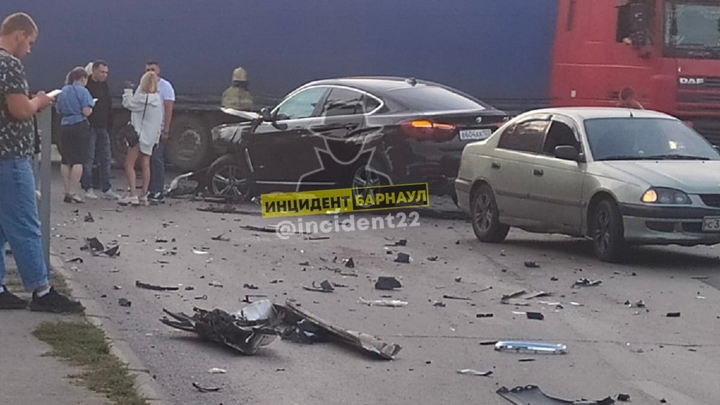 В ДТП на Павловском тракте в Барнауле пострадали сразу пять автомобилей Фото №3