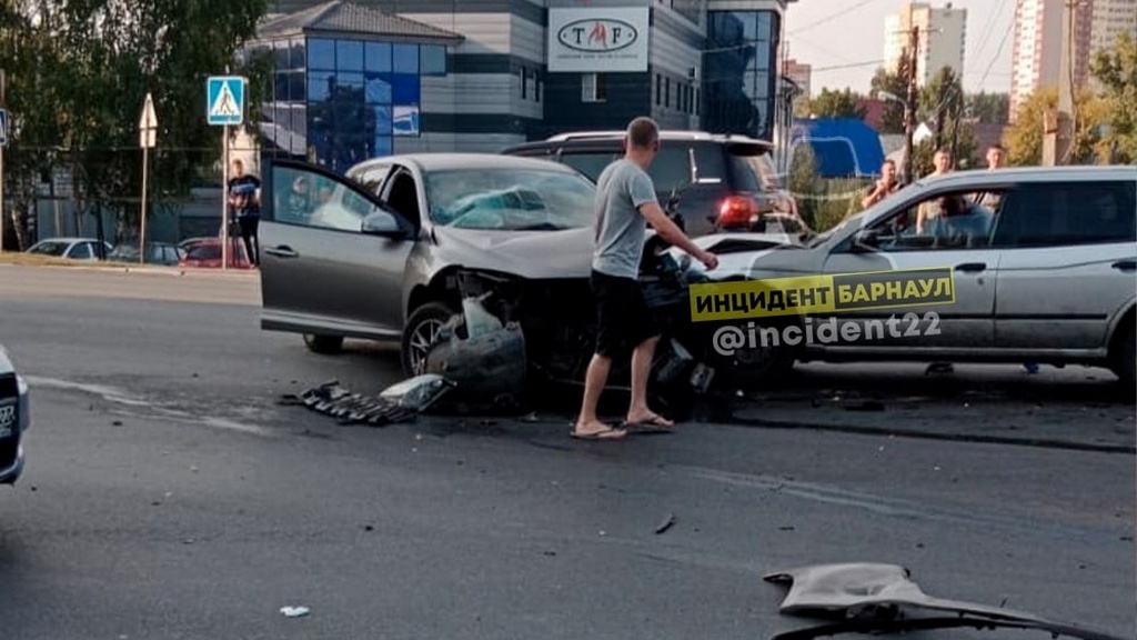 В ДТП на Павловском тракте в Барнауле пострадали сразу пять автомобилей Фото №2