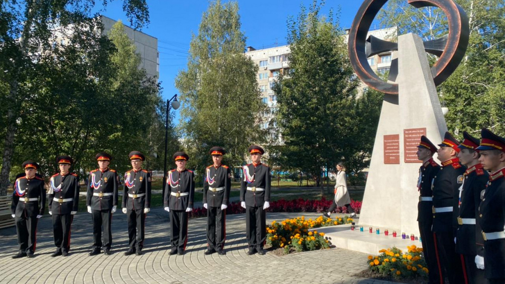 В Барнауле возложили цветы в годовщину с начала блокады Ленинграда Фото №1
