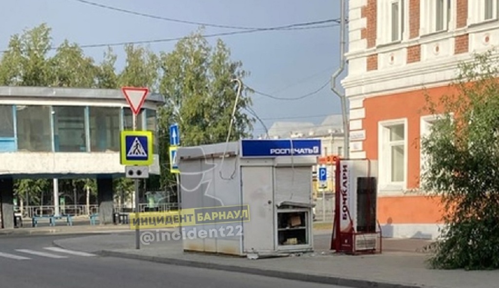 В Барнауле неизвестные взломали газетный киоск и уличный холодильник Фото №1