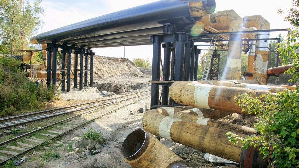 В районе путепровода на Новом рынке в Барнауле частично завершили стыковку теплосетей Фото №3