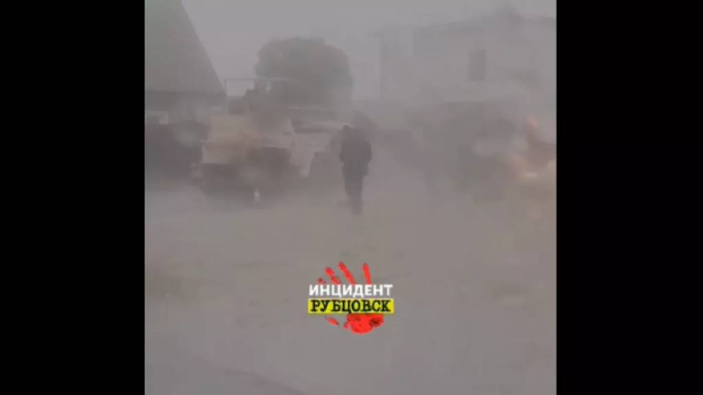 Жители Рубцовска возмущены укладкой асфальта во время ливня Фото №1