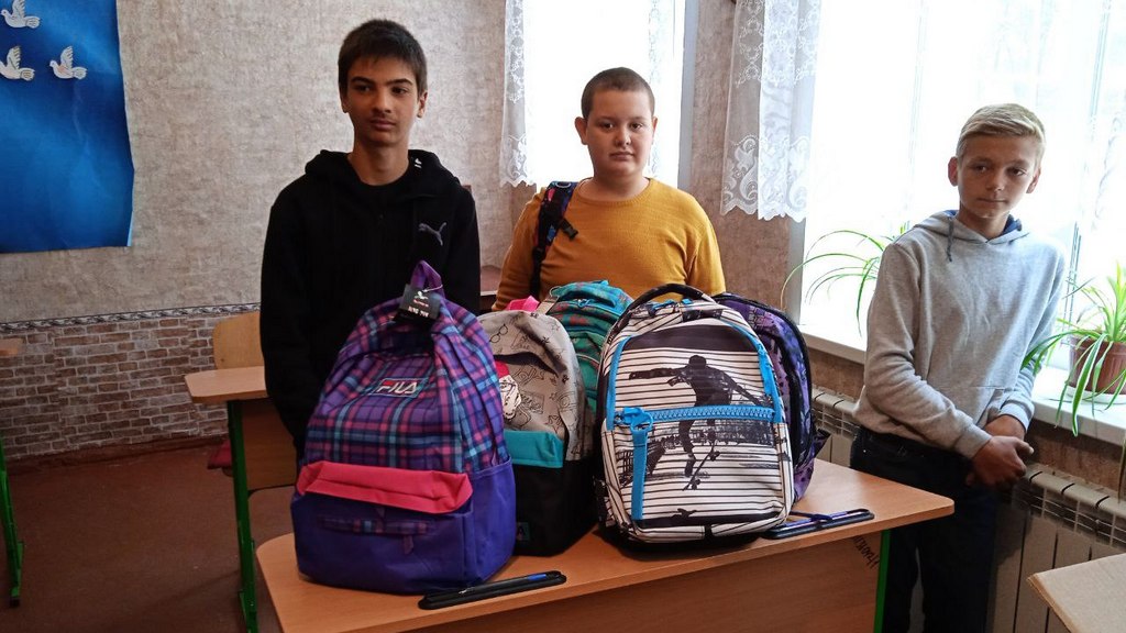 Школьники Славяносербского района ЛНР получили канцелярию из Алтайского края Фото №1