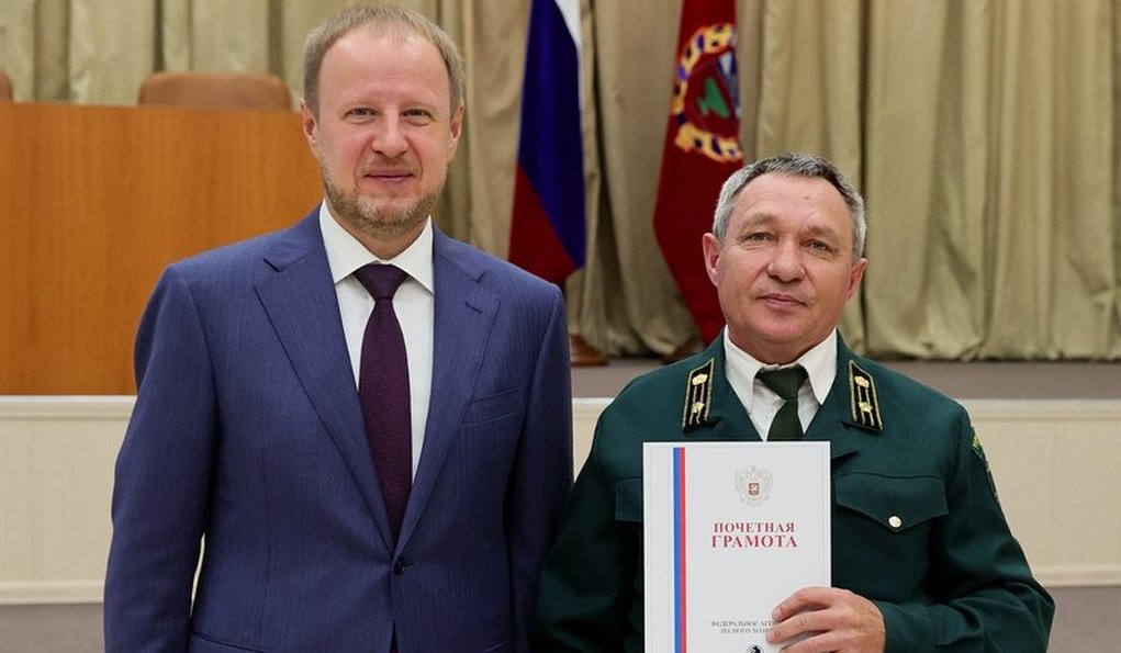 Виктор Томенко вручил работникам предприятий лесного хозяйства Алтайского края награды Фото №1