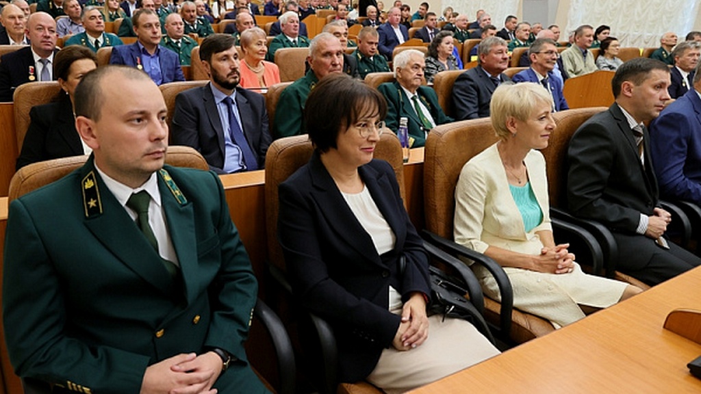 Александр Романенко вручил награды работникам лесной отрасли края Фото №2