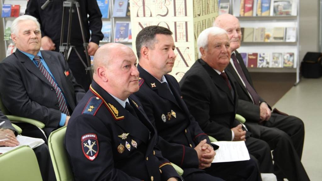 В краевой библиотеке имени Шишкова открылась выставка, посвященная 85-летию образования ГУ МВД России по Алтайскому краю Фото №2