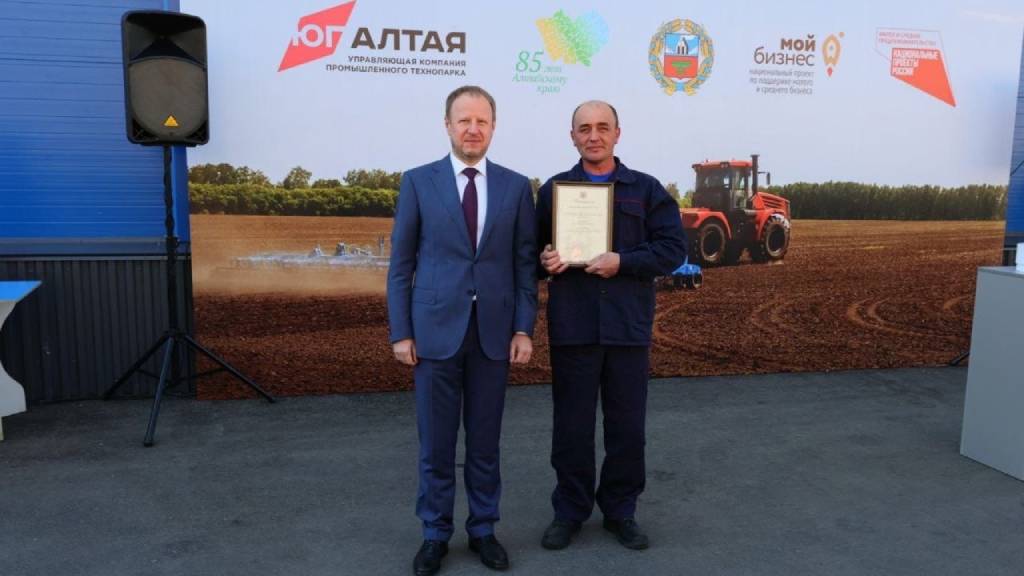 Виктор Томенко вручил награды Алтайского края жителям Рубцовска Фото №1