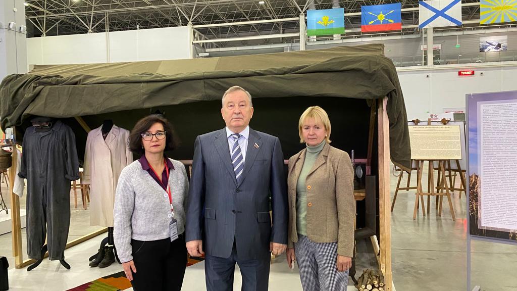 Александр Карлин посетил алтайскую выставку в Подмосковье Фото №1