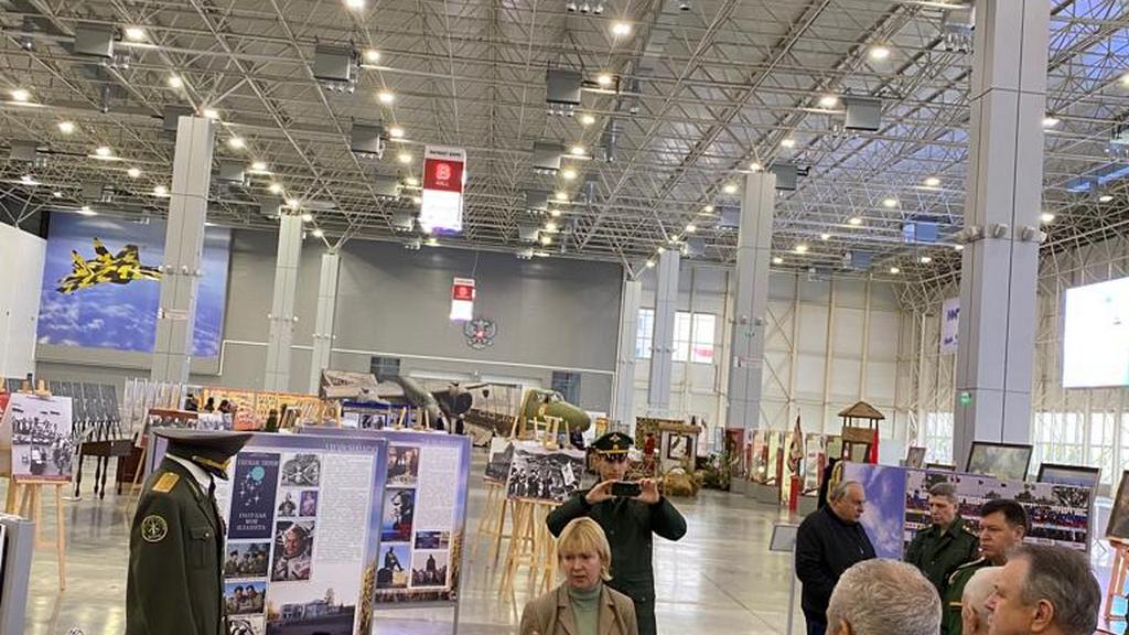 Александр Карлин посетил алтайскую выставку в Подмосковье Фото №2