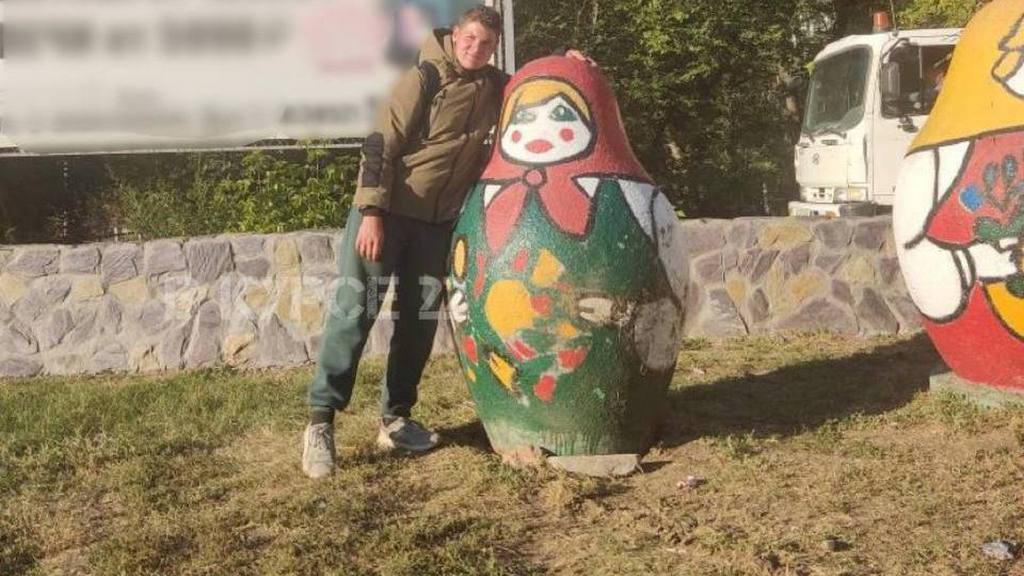 Барнаулец за свои деньги нанял кран, чтобы поставить огромную матрешку на место Фото №1