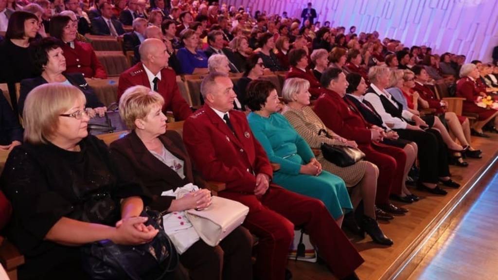 Виктор Томенко вручил награды Алтайского края сотрудникам Роспотребнадзора Фото №3