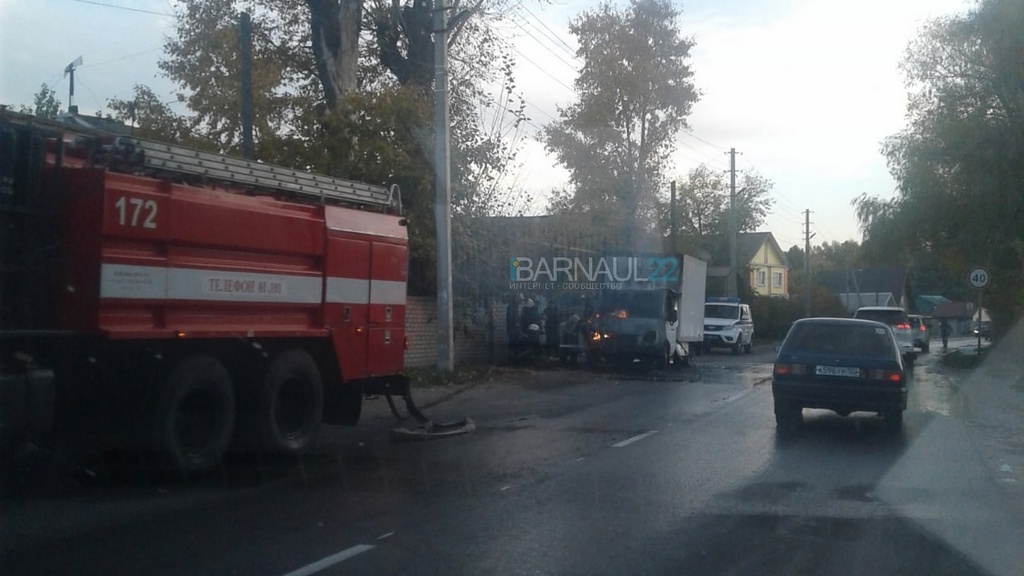 В пригороде Барнаула из-за воспламенения «Газели» собралась пробка Фото №2