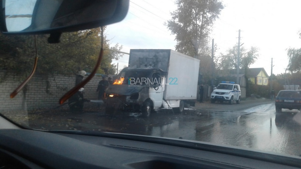 В пригороде Барнаула из-за воспламенения «Газели» собралась пробка Фото №1