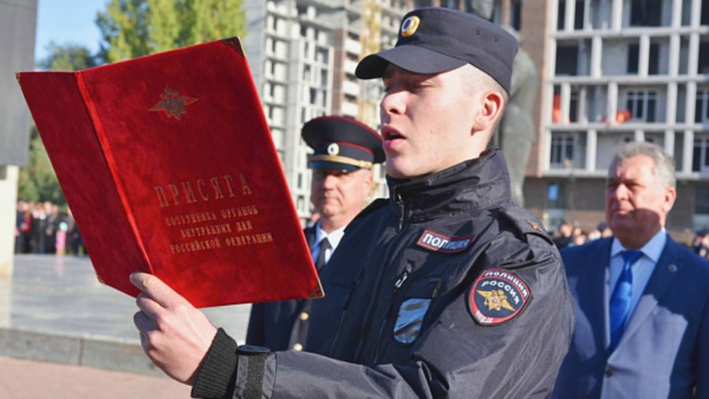 Курсанты БЮИ приняли присягу на пл. Победы в Барнауле Фото №1