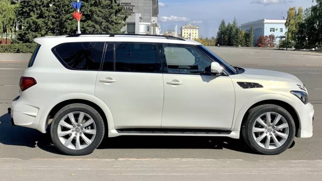 Автомобиль Infiniti в эксклюзивном тюнинге продают в Барнауле Фото №2