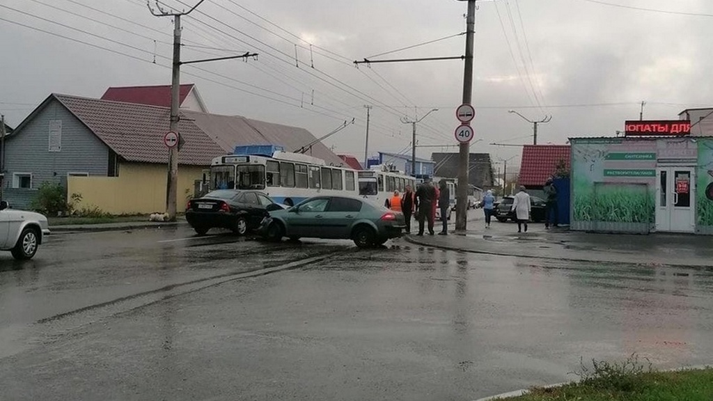В Барнауле из-за ДТП на Юрина встали троллейбусы Фото №2
