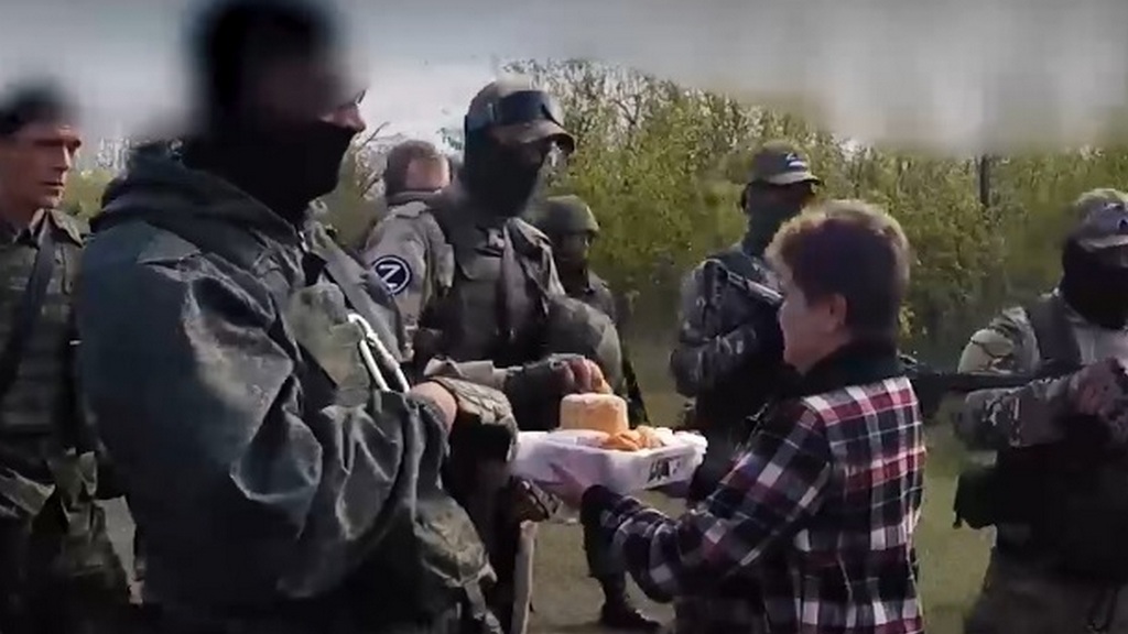 Минобороны РФ поделилось кадрами встречи мобилизованных бойцов с жителями Донбасса Фото №1