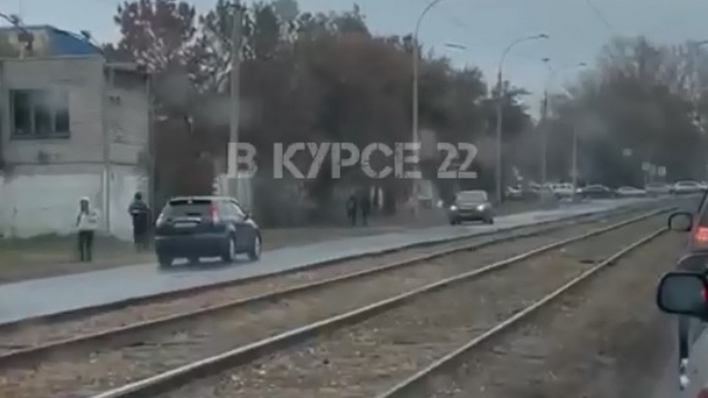 Автолюбители объезжают барнаульские пробки задним ходом по встречке Фото №1