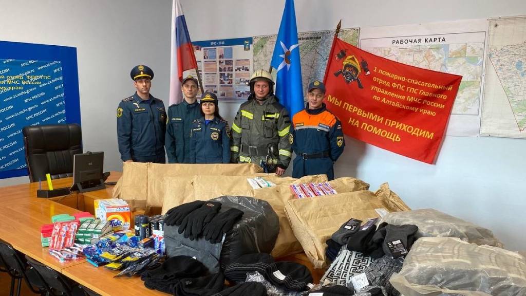 Алтайские сотрудники МЧС принимают участие в сборе гуманитарной помощи для российских солдат Фото №1