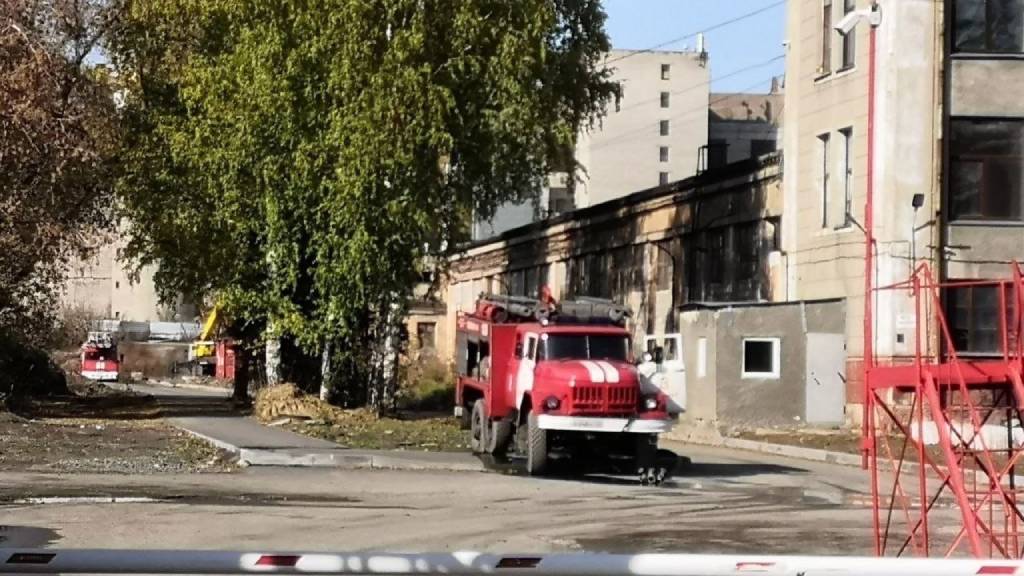 В Барнауле загорелась кровля производственного цеха Фото №1
