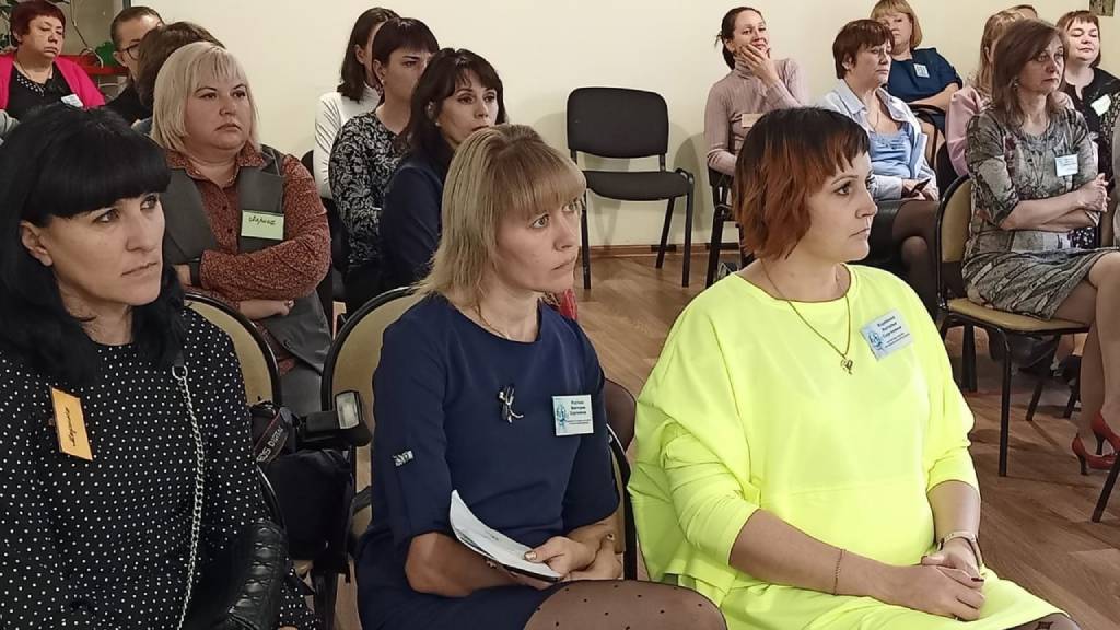 Каменские соцработники поделились с коллегами опытом работы «Семейной диспетчерской» Фото №2
