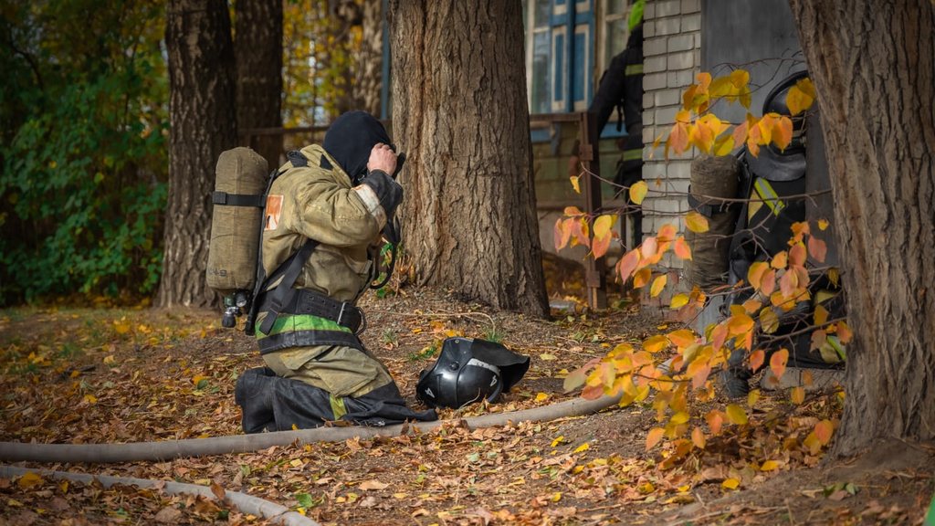 В Барнауле пожарные ликвидируют возгорание по улице Транзитной Фото №2