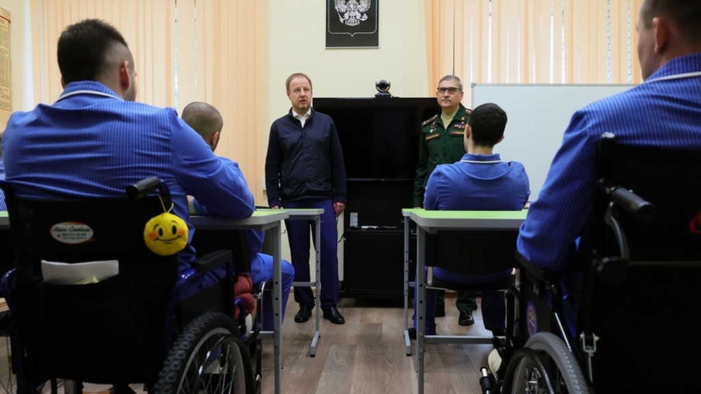 Виктор Томенко посетил алтайских бойцов, которые находятся в московском госпитале Фото №1