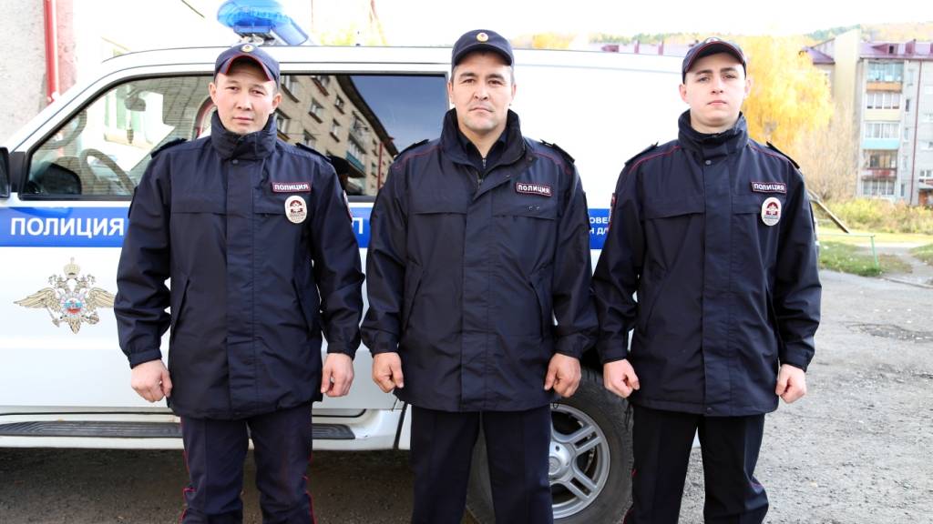 Алтайские полицейские спасли мужчину из горящего дома Фото №1