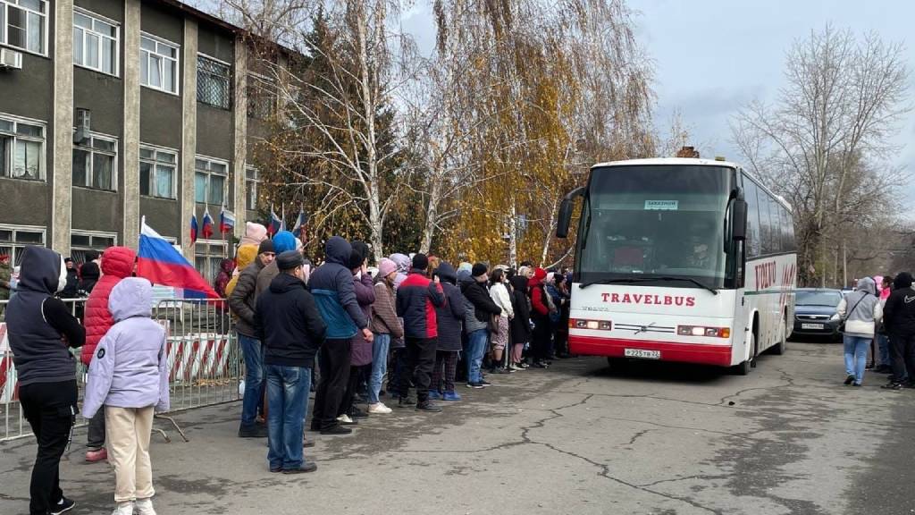 Сегодня из Бийска на подготовку направлено еще 52 бойца Фото №1