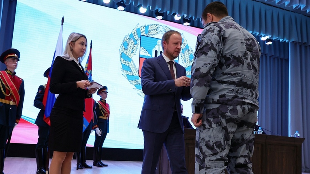 Виктор Томенко наградил бойцов Росгвардии за участие в спецоперации Фото №1