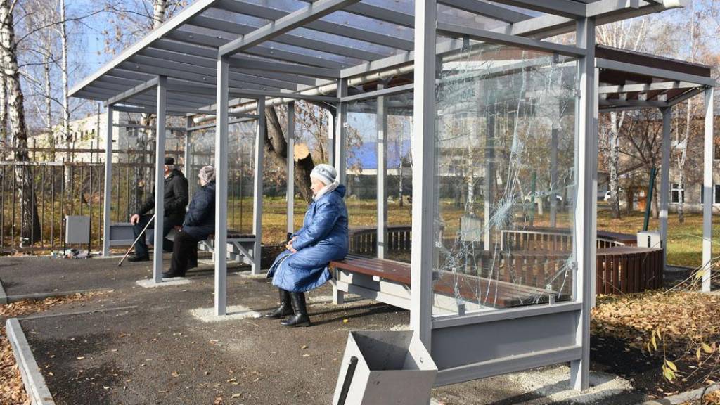 В Алейске вандалы разрушили новую остановку Фото №1
