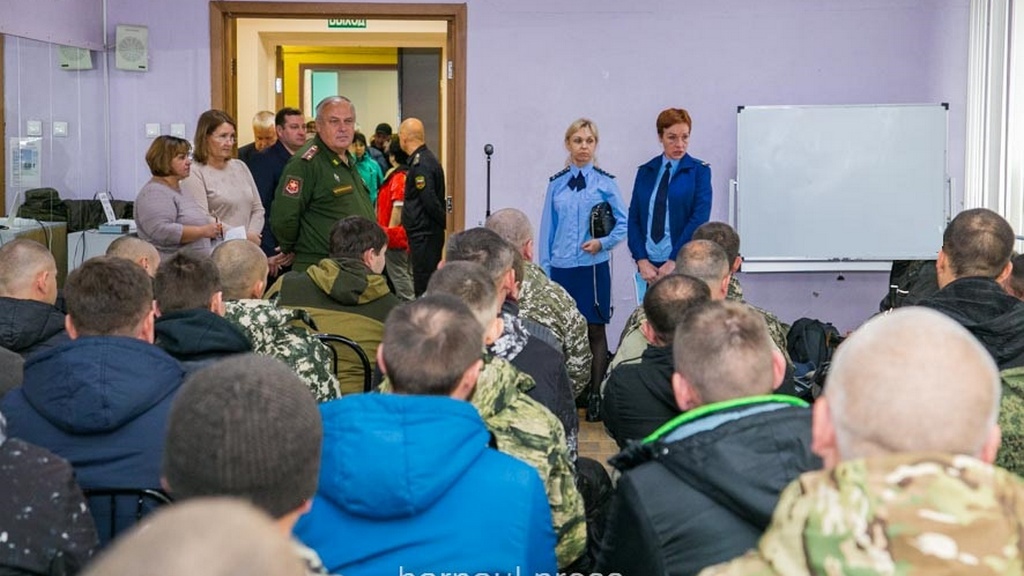 19 октября из Барнаула на военные сборы отправилась очередная группа горожан Фото №3
