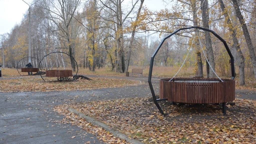 На аллее Целинников в Барнауле появились необычные клумбы Фото №1
