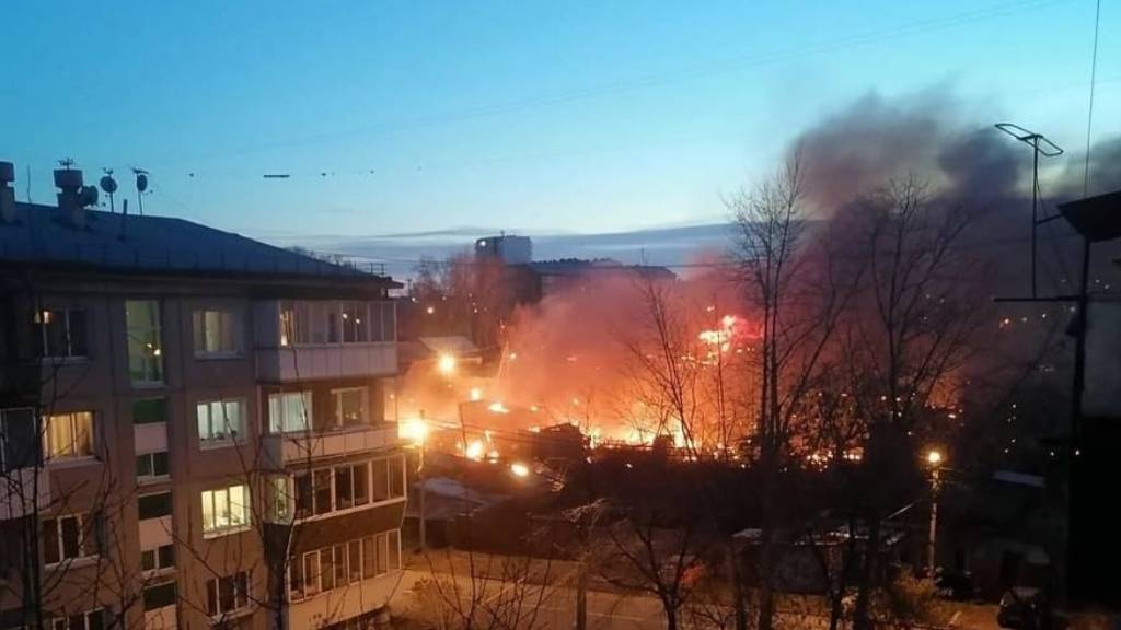 В Иркутске СУ-30 упал на жилой дом Фото №1
