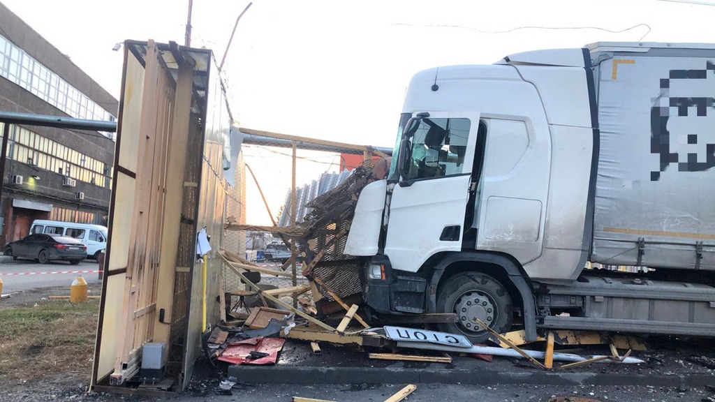 На Шинном заводе в Барнауле большегруз насмерть задавил охранника в сторожевой будке Фото №4