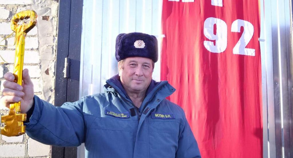 Алтайские пожарные и штатный кот-мышелов отпраздновали новоселье Фото №2