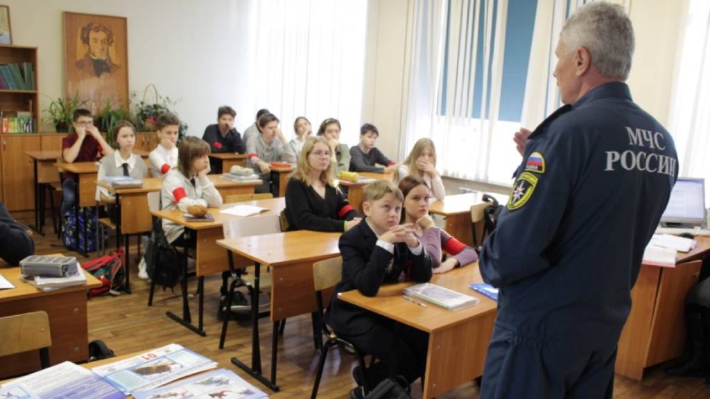 Спасатели напомнили барнаульским школьникам о правилах поведения на водоемах Фото №2