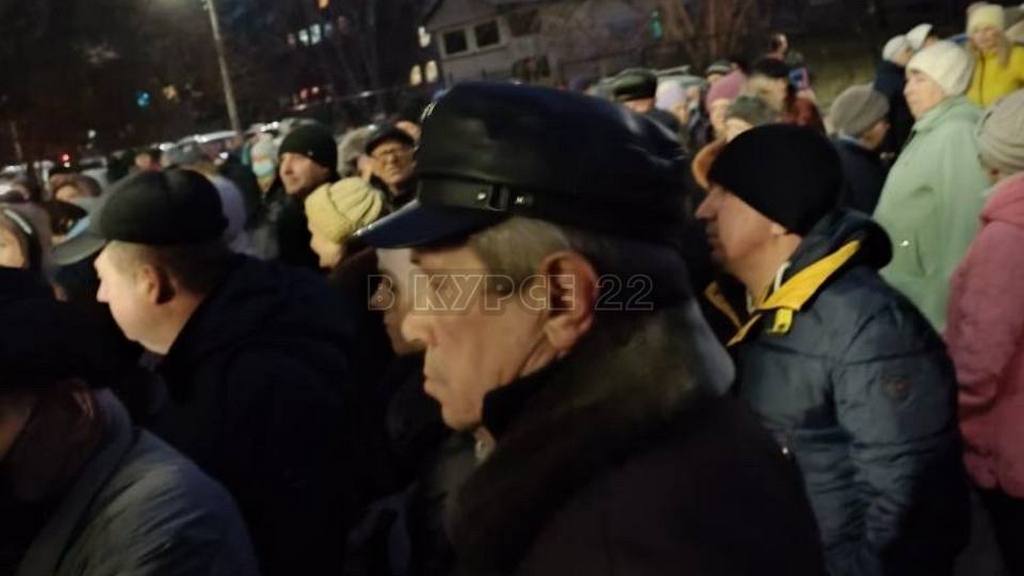 Барнаульцы пожаловались на утреннюю очередь возле поликлиники Фото №2